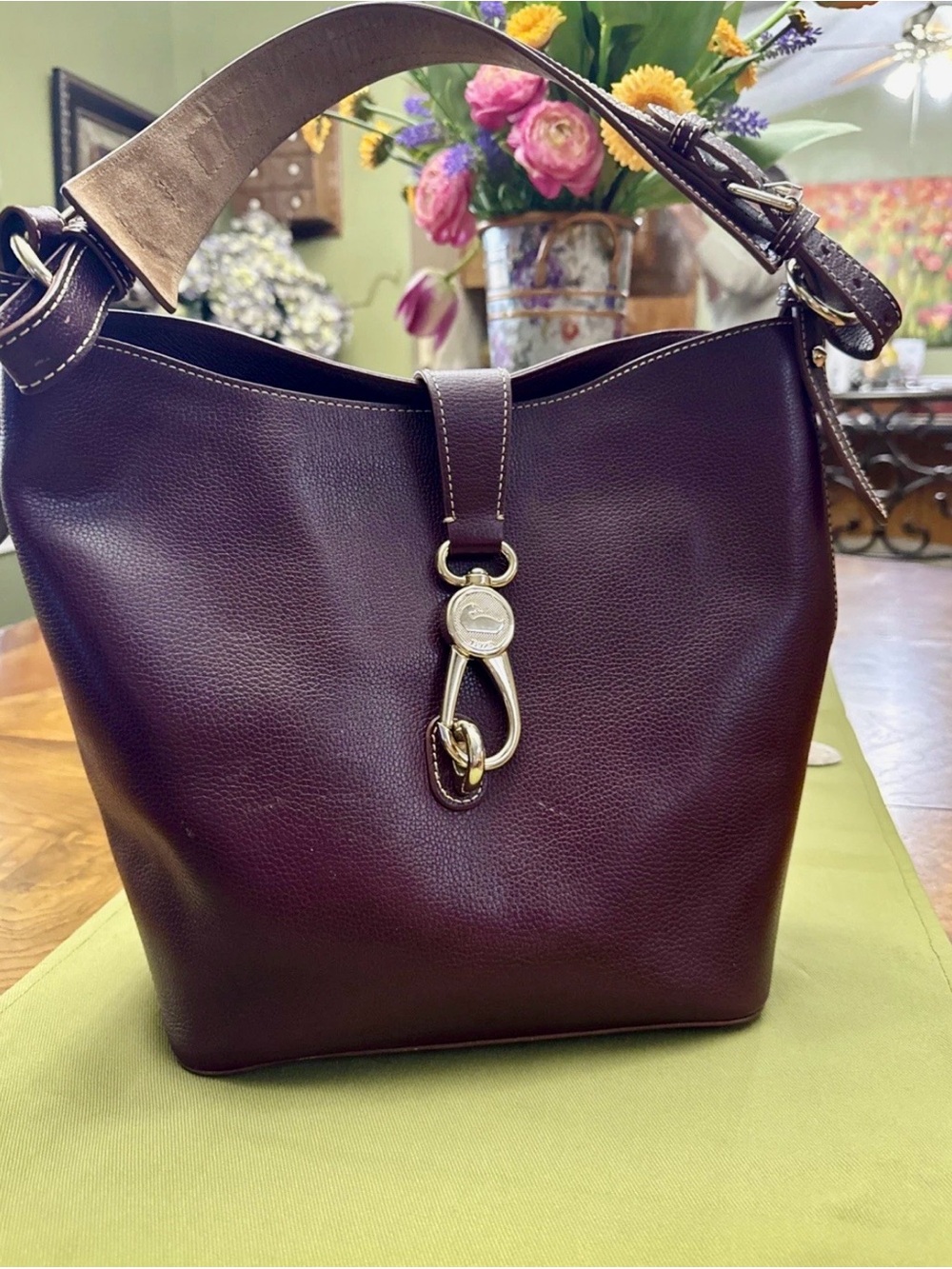 Dooney & Bourke, Belvedere Logo Lock, maroon Pebbled Hobo Shoulder Bag euc